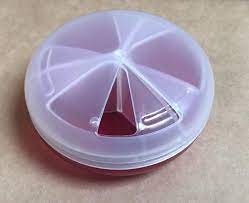 Pillendoos\u0020kunststof\u0020rond\u0020draaibaar\u0020deksel\u00203\u0020vaks\u0020\u002D\u0020rood