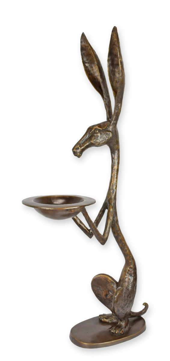 BRONZEN\u0020BEELD\u0020VAN\u0020EEN\u0020HAAS\u0020DIE\u0020EEN\u0020DIENBLAD\u0020VASTHOUDT