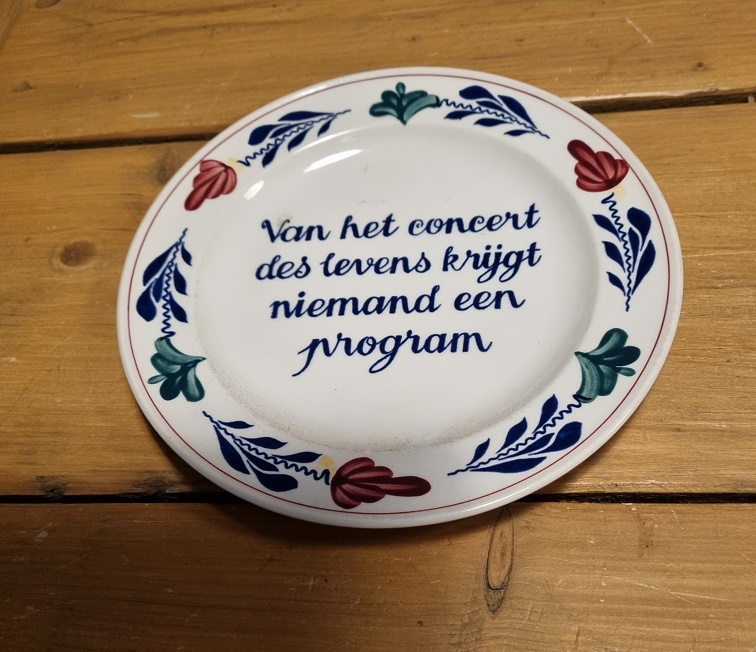 Boerenbont\u0020Tekstbord\u0020\u0022Concert\u0020des\u0020levens\u0020krijgt\u0020niemand\u0020een\u0020program\u0022\u0020rond\u002021cm\u0020aardewerk