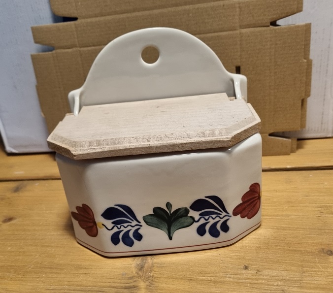 Boerenbont\u0020Zoutbakje\u0020aardewerk\u0020met\u0020houten\u0020deksel Boerenbont\u0020Zoutbakje\u0020aardewerk\u0020met\u0020houten\u0020deksel